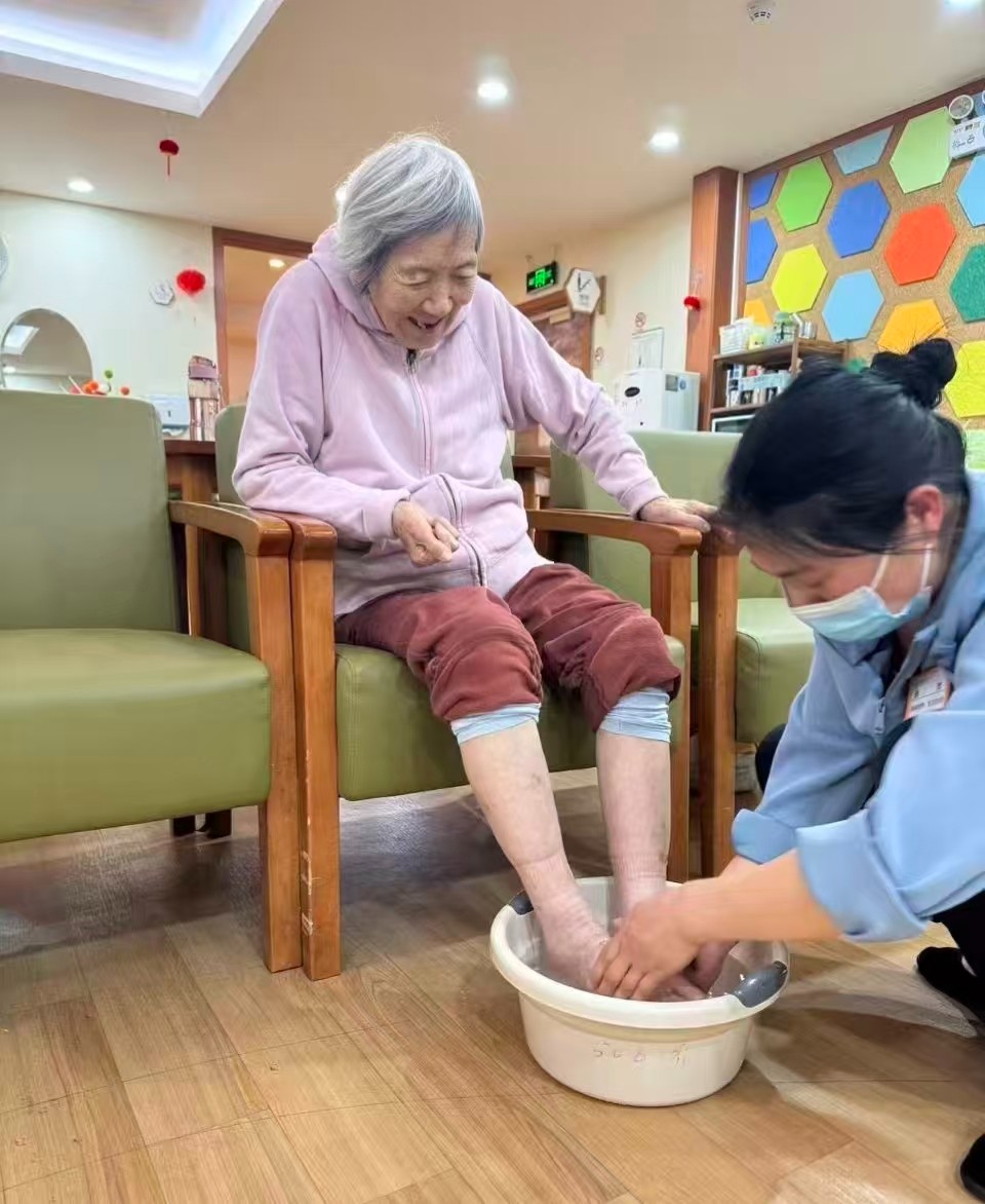 高密住家保姆公司半自理老人护理服务