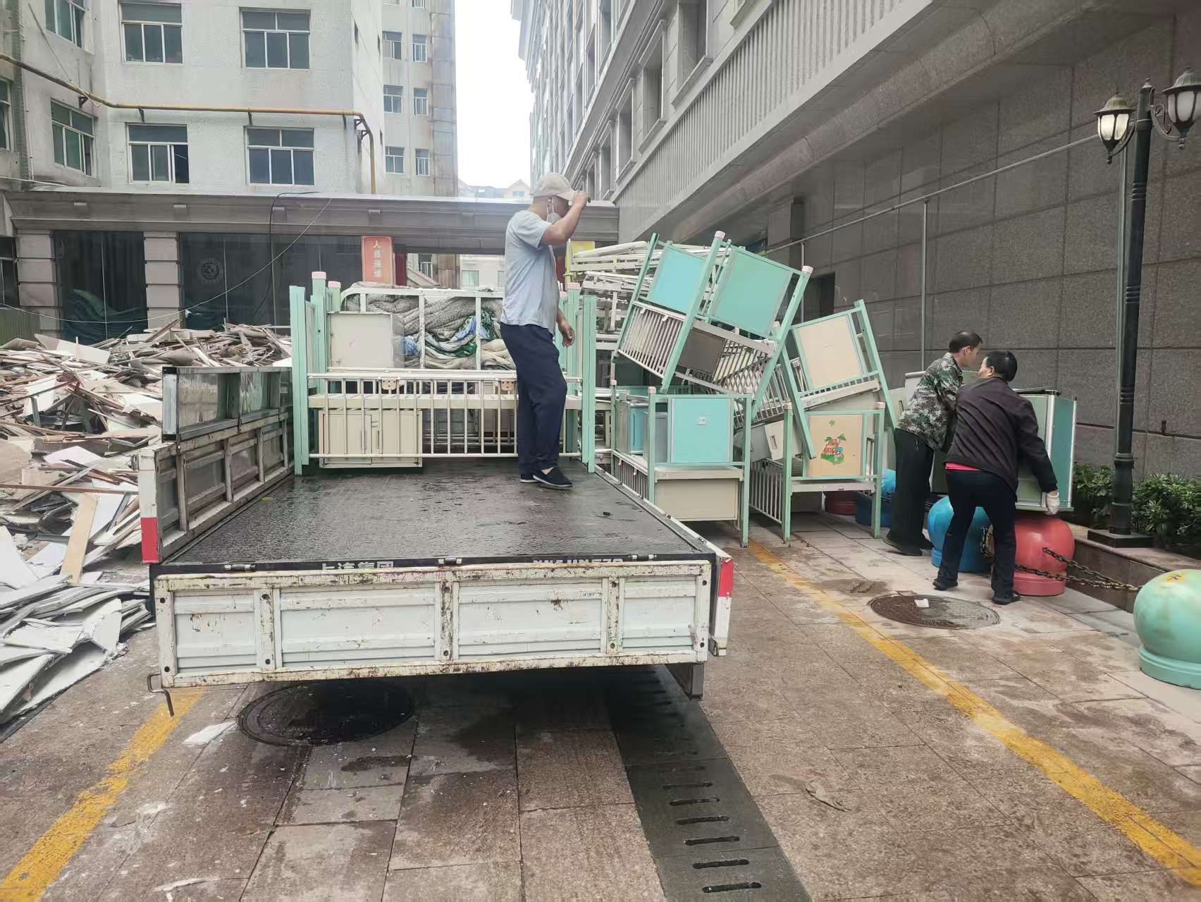 二七机器设备吊装下楼 - 迁福搬家专业短途搬家公司服务