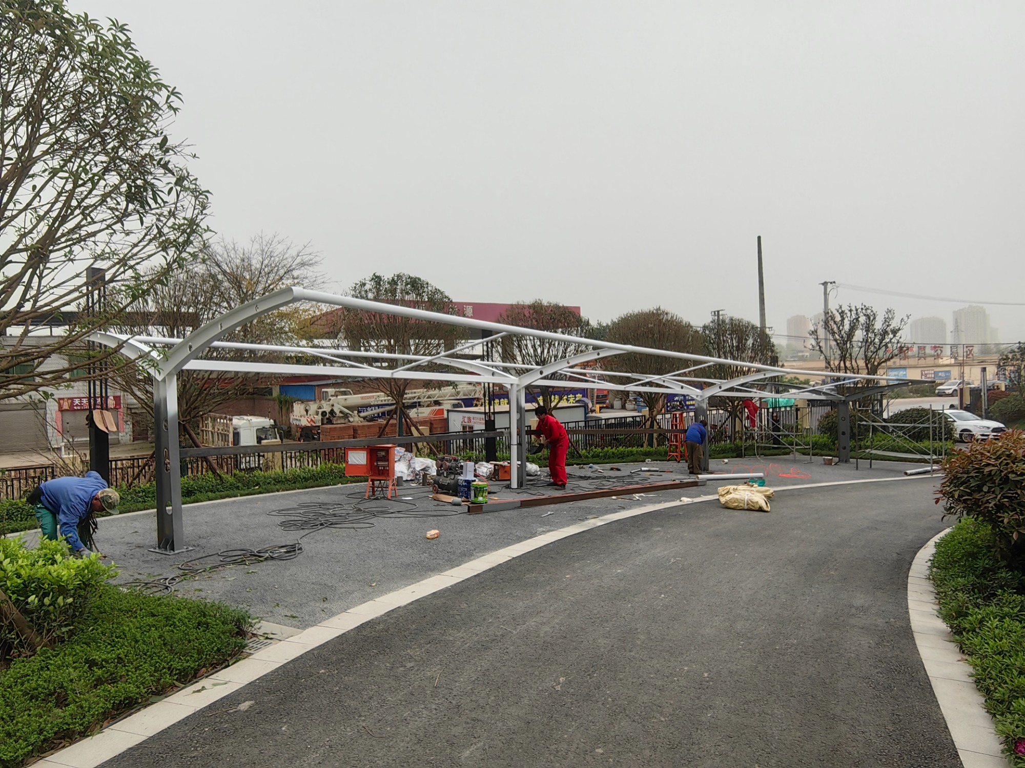 哈尔滨汽车棚雨棚厂家铁艺护栏