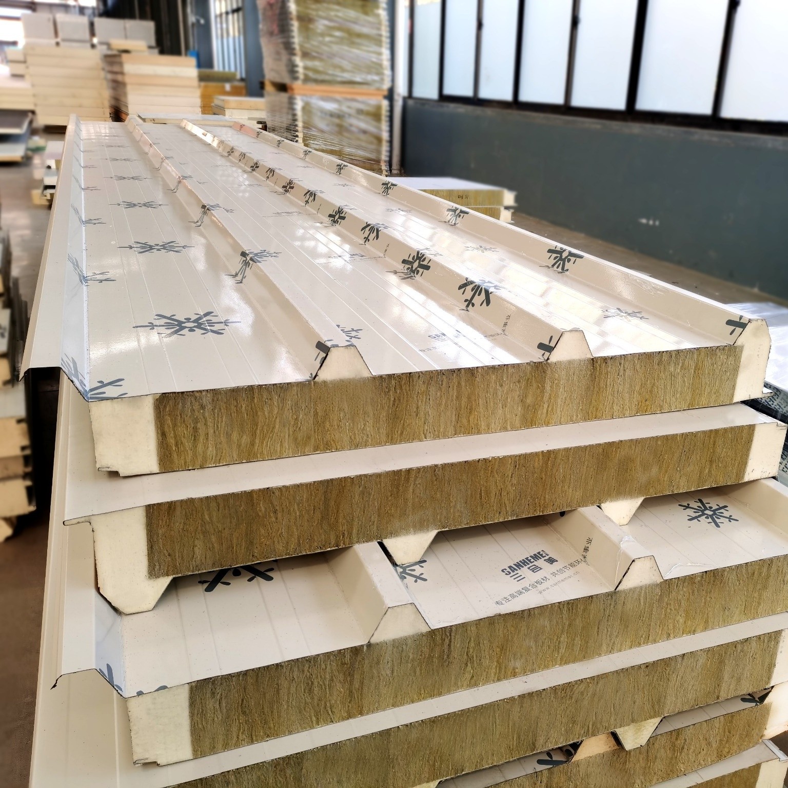 岩棉夹芯光伏屋面板