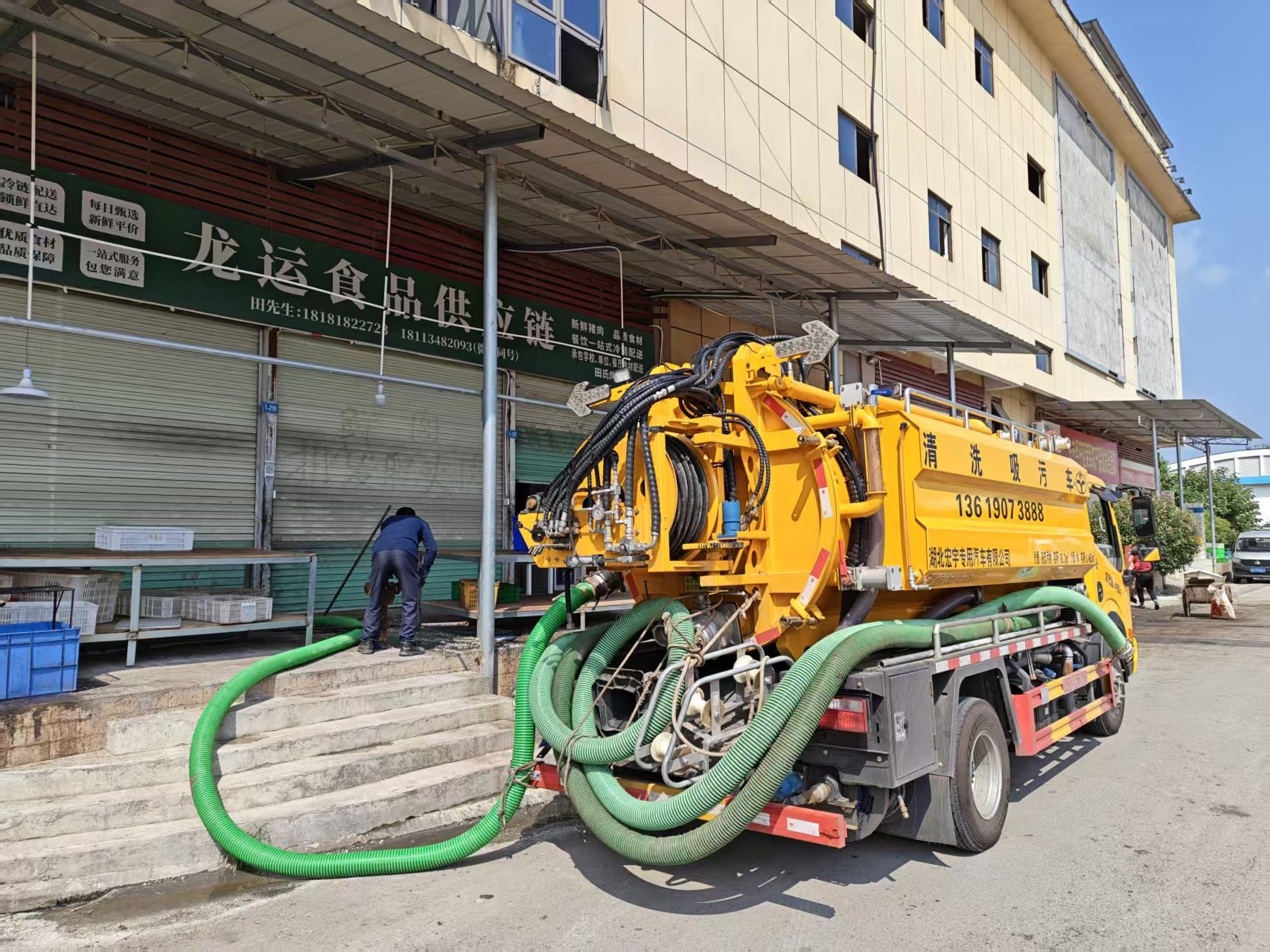 广安市化粪池清理作业现场