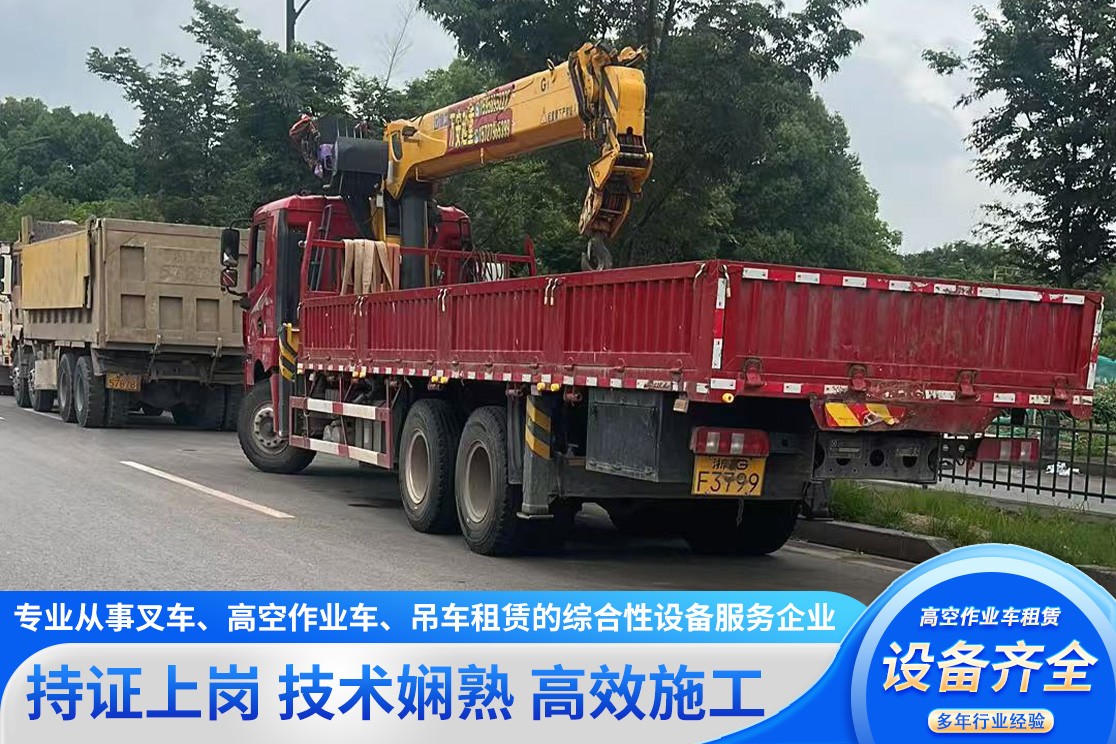 工地叉车作业实拍图