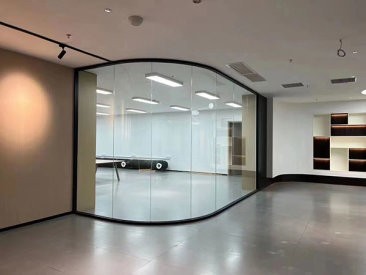 商场公共卫生间隔断施工现场