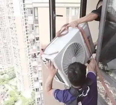 个人搬家空调打孔施工现场