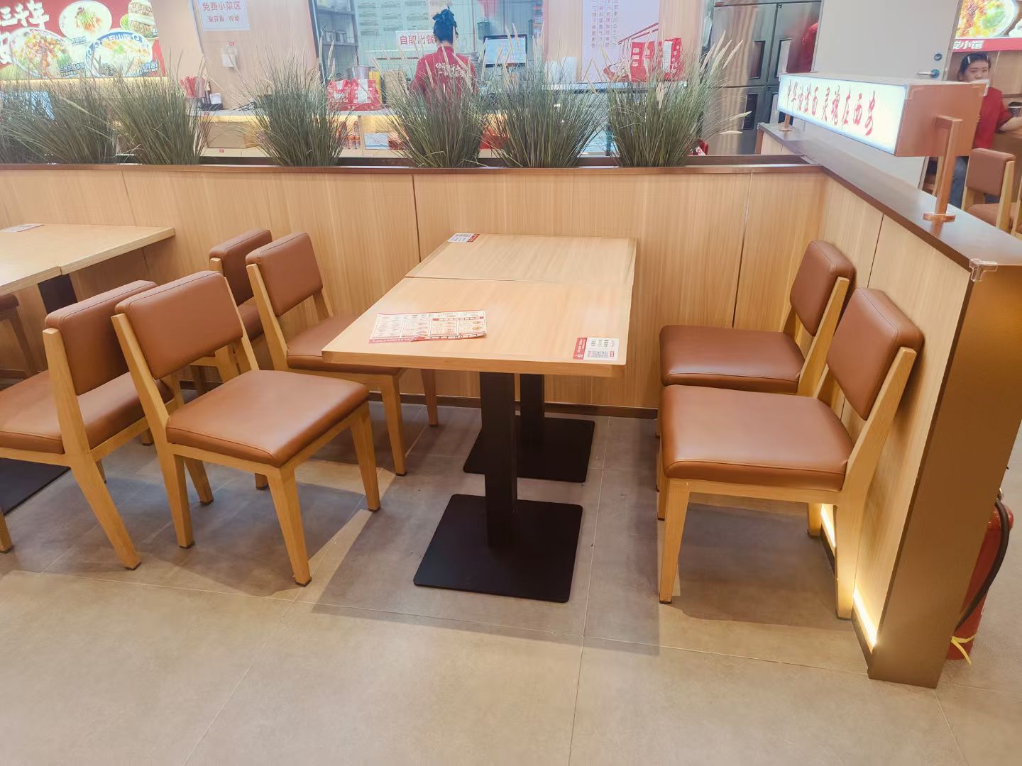 酒店实木桌椅生产车间