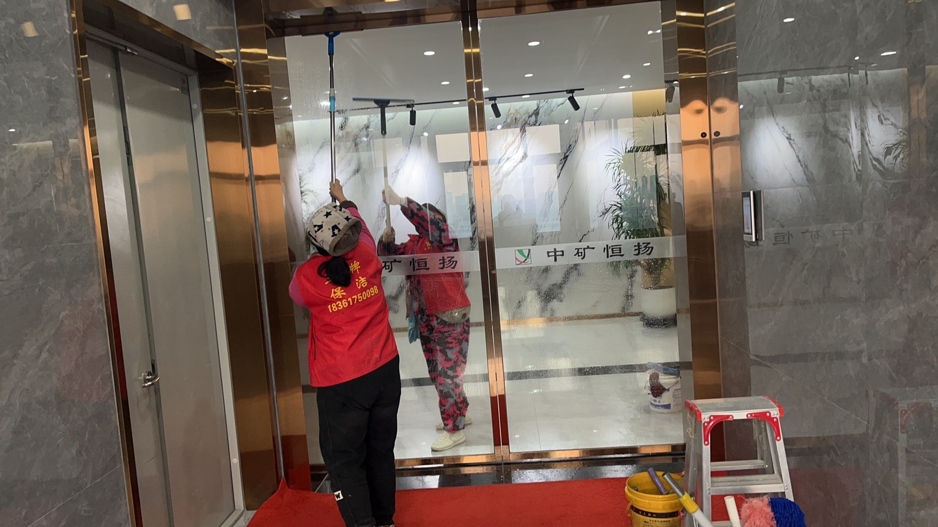 办公楼保洁作业现场