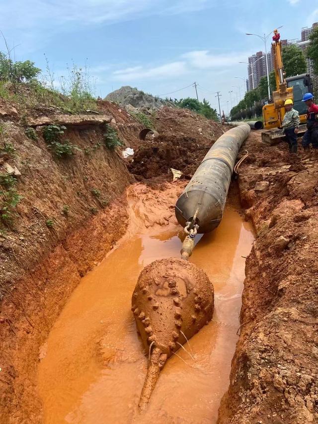 市政管网拉管施工现场
