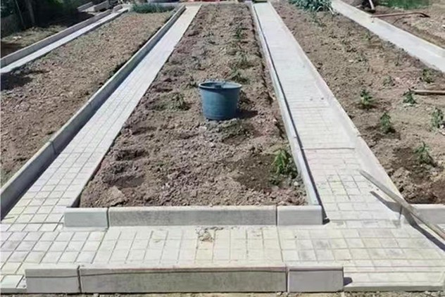 标准化水泥路沿石生产车间场景