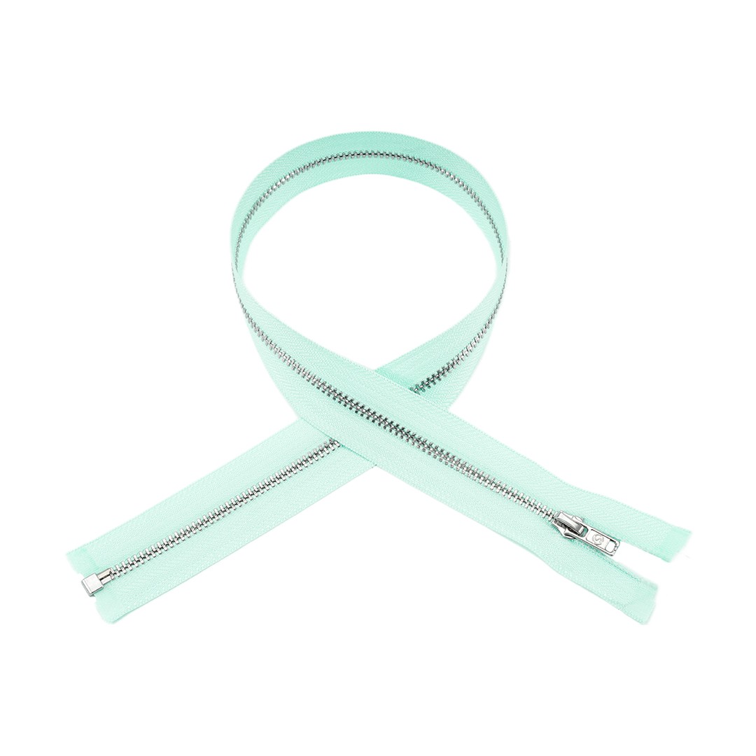 密齿精密金属拉链生产车间
