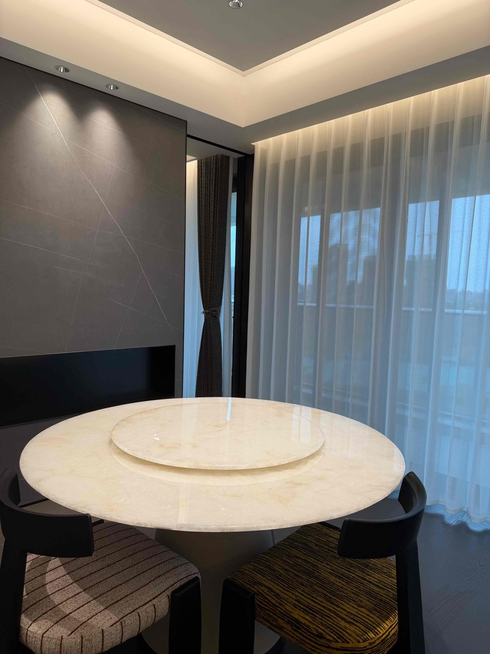 轻奢高端餐桌定制展厅实景