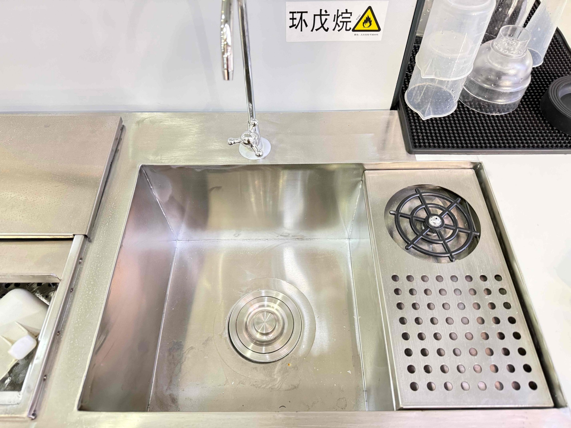 柠檬茶餐车实景图