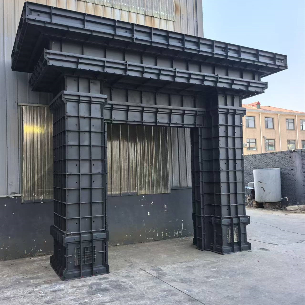 现浇门楼钢模现场施工与成品展示