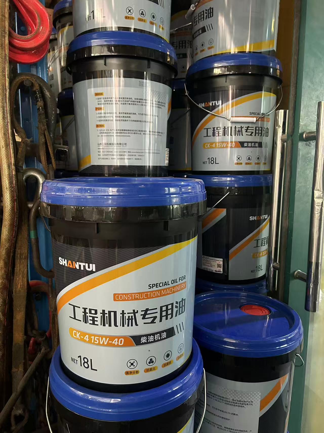 挖掘机密封配件仓储展示