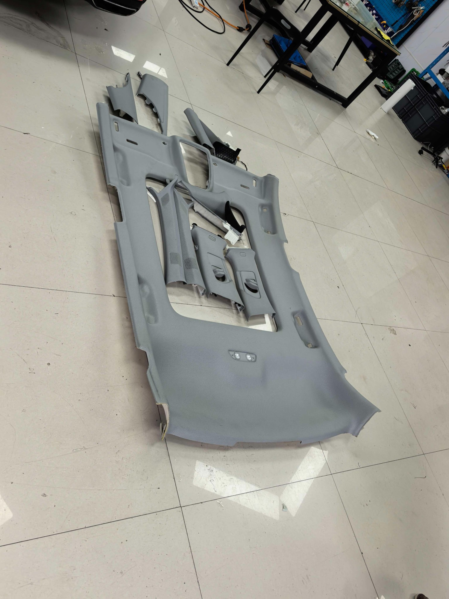 汽车顶棚翻新施工中