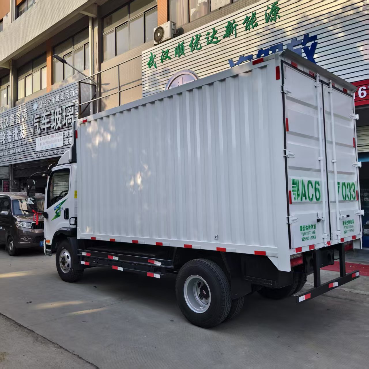 新能源货车租售服务现场
