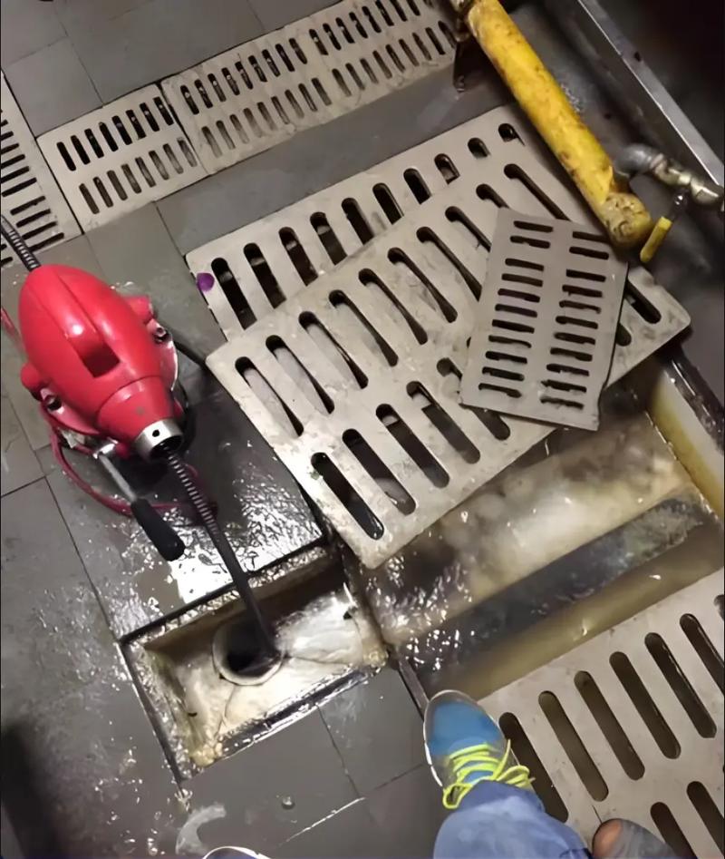 管道疏通现场作业图