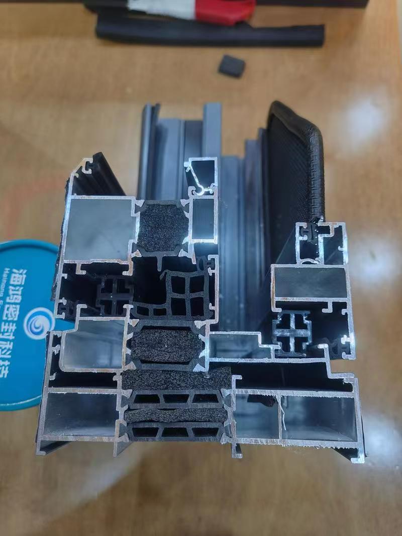 襄州区兴发铝材厂加工车间实景