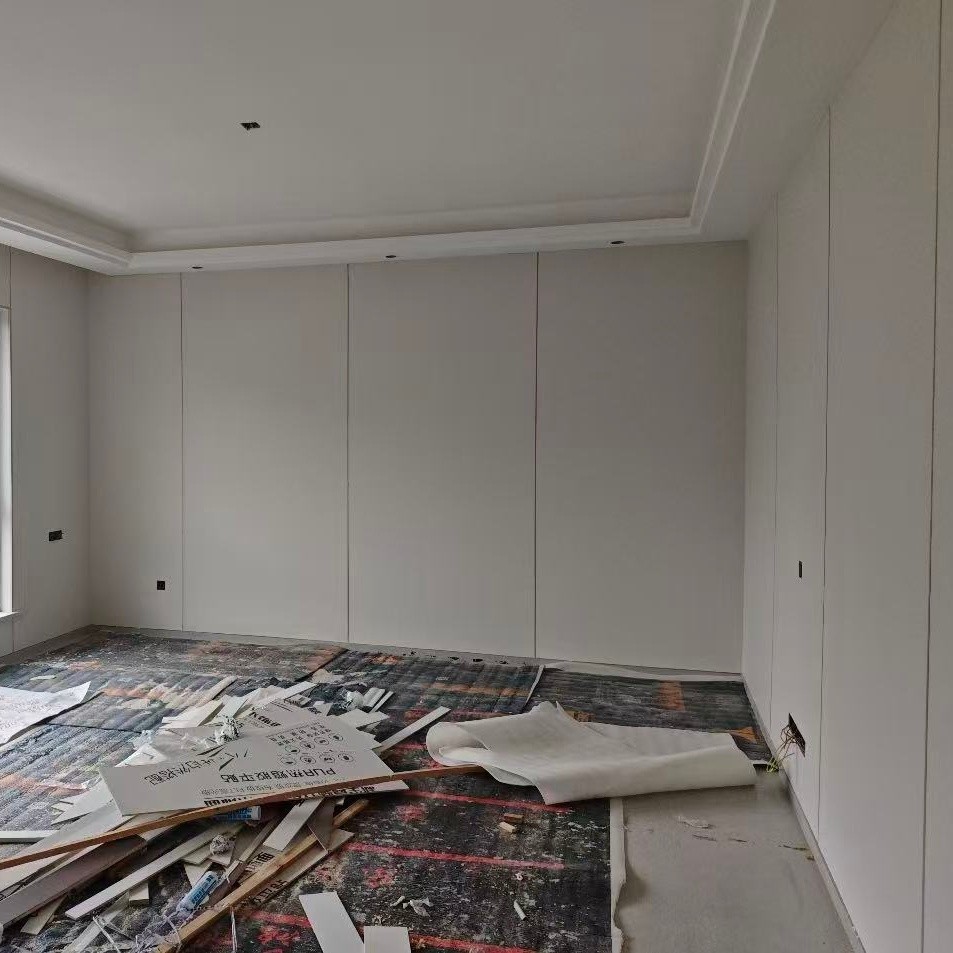 护墙板施工与墙体切割场景