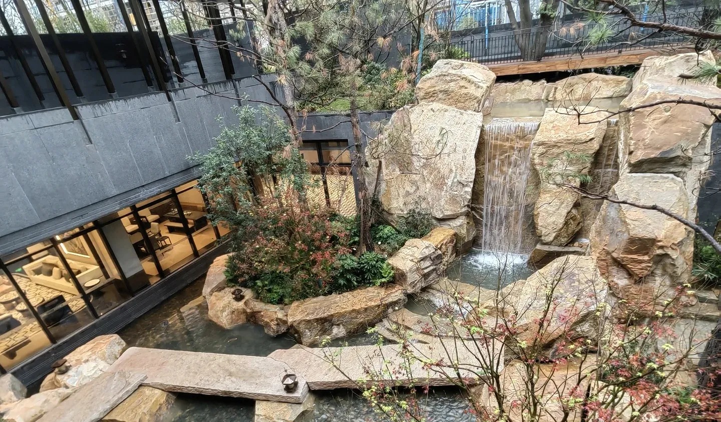 **黑置石驳岸石景墙实景应用