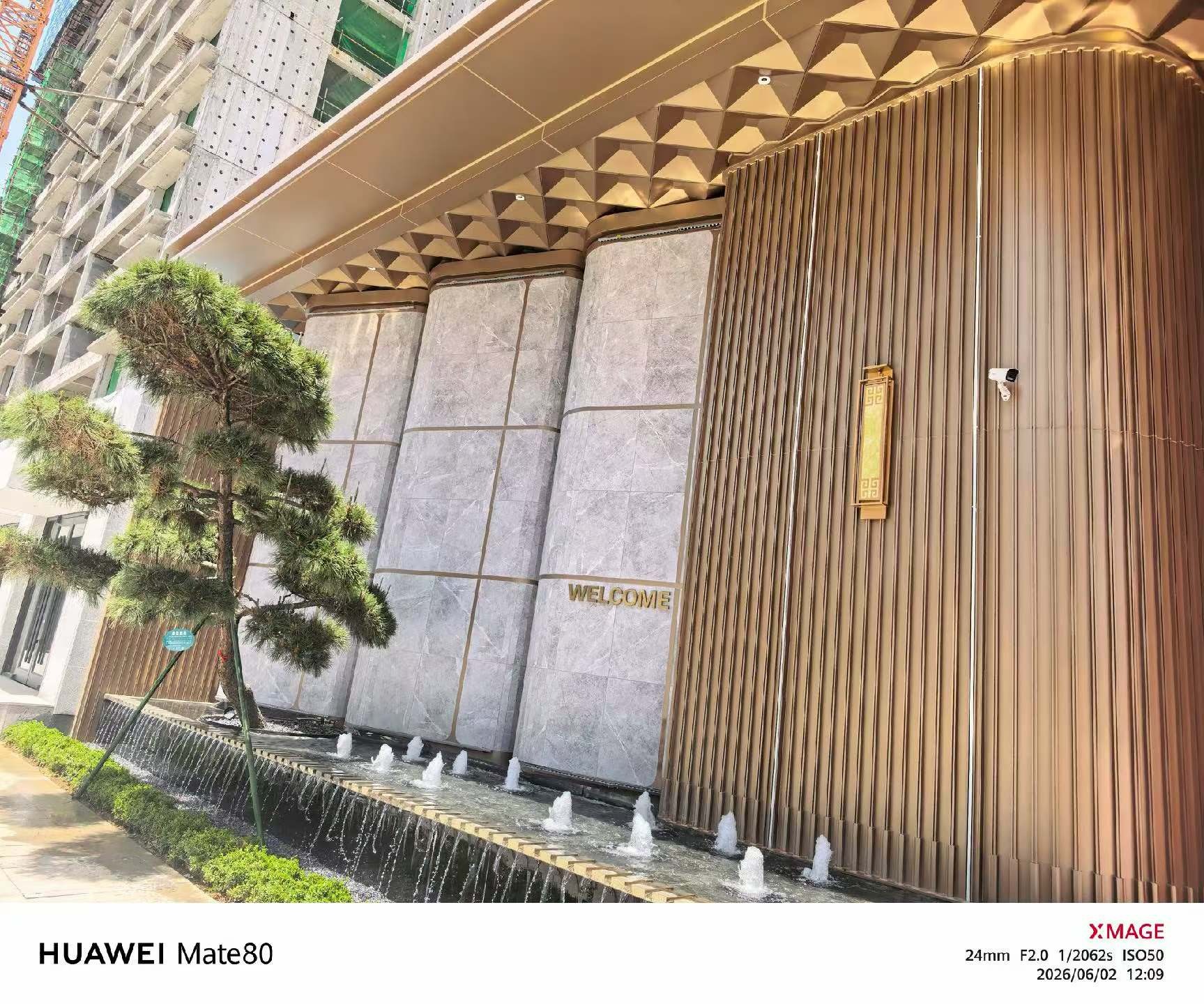 铝板大门施工现场