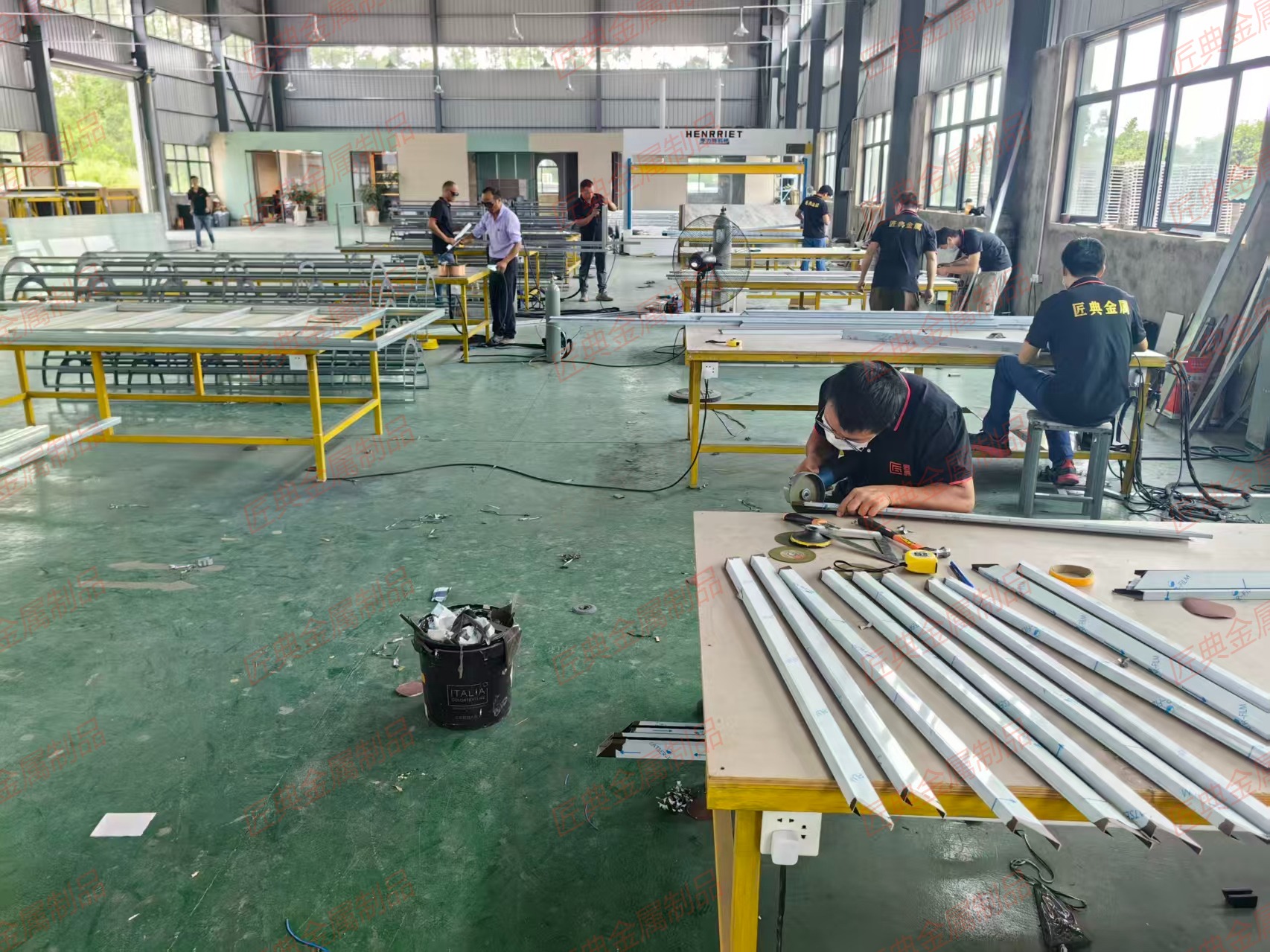 不锈钢踢脚线定制工厂实拍