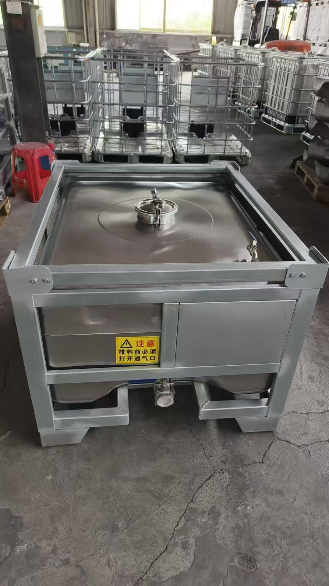 不锈钢柴油吨桶生产车间实拍