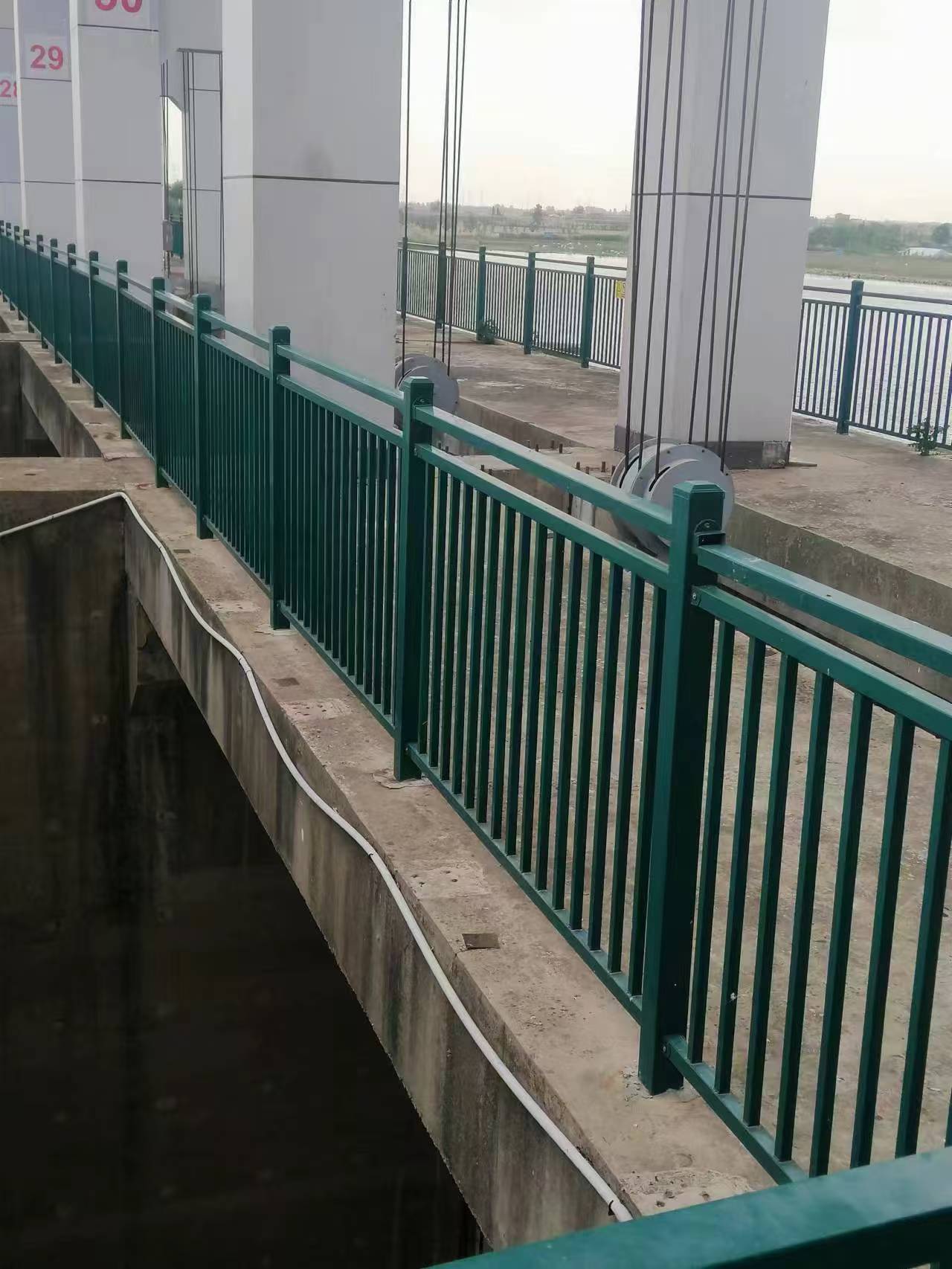 锌钢小区围栏实景图