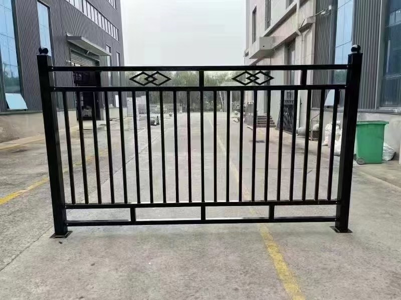锌钢工地护栏生产实景
