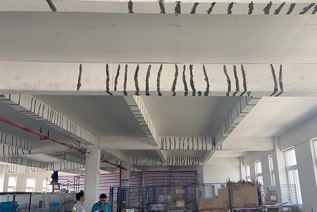 柱包钢施工界面处理与注胶过程