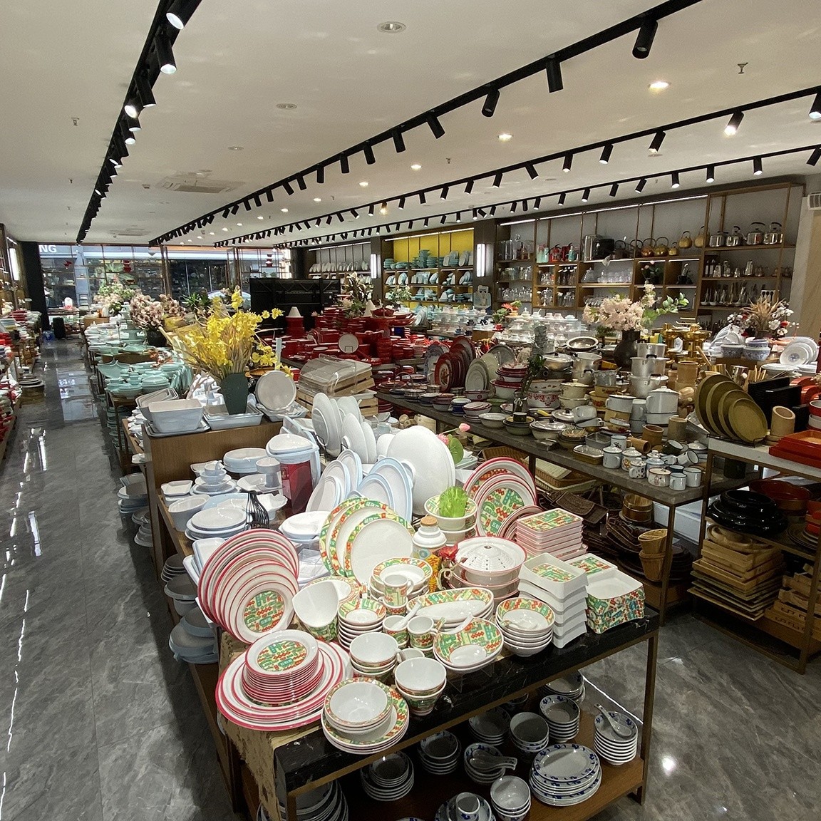 厨房操作台摆放整齐的商用餐具