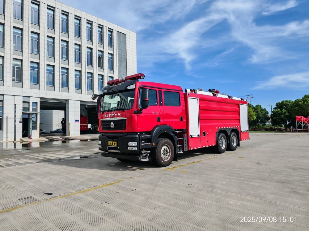 小型应急消防车实地作业示意图