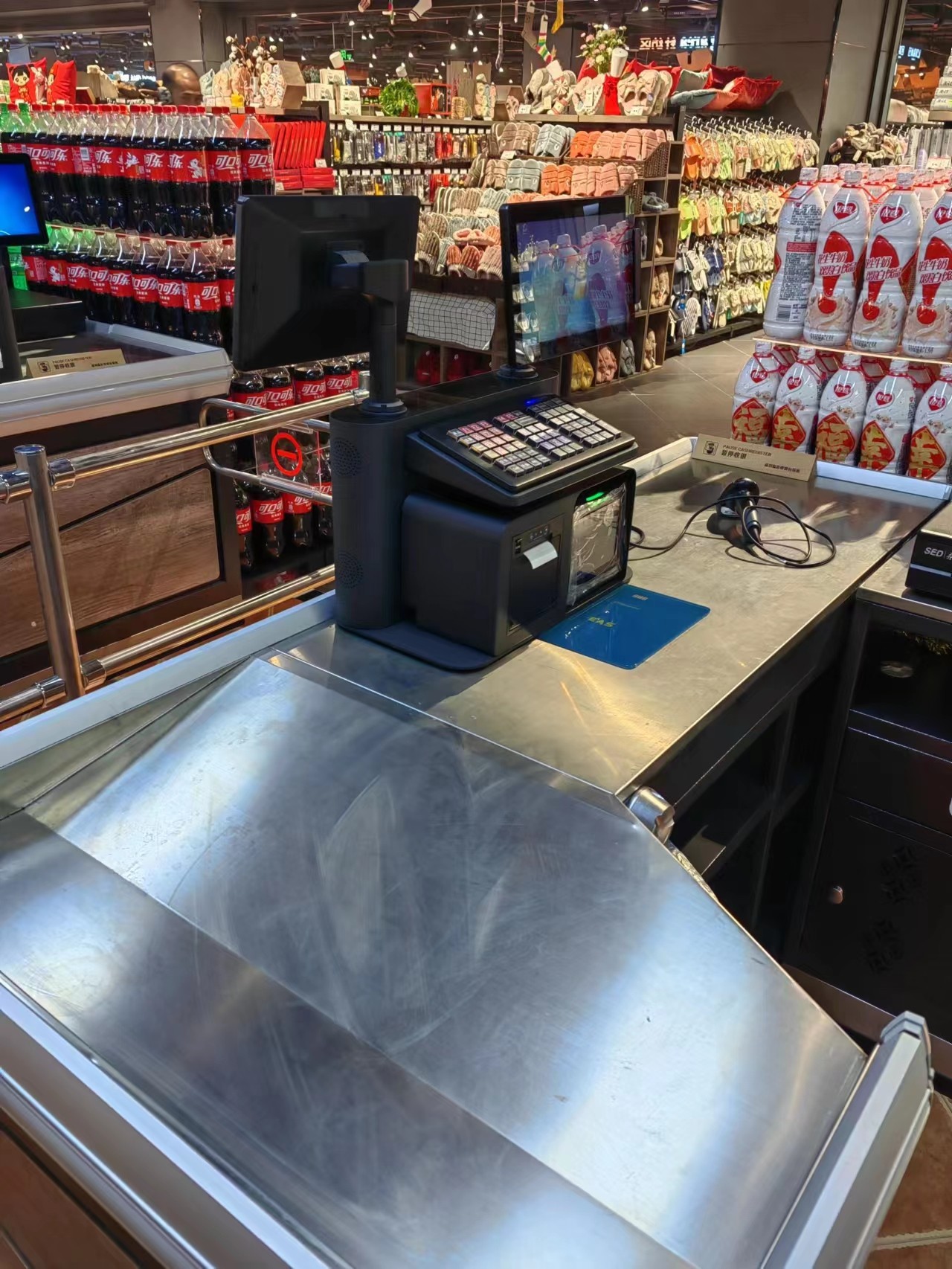 Retail self-checkout system