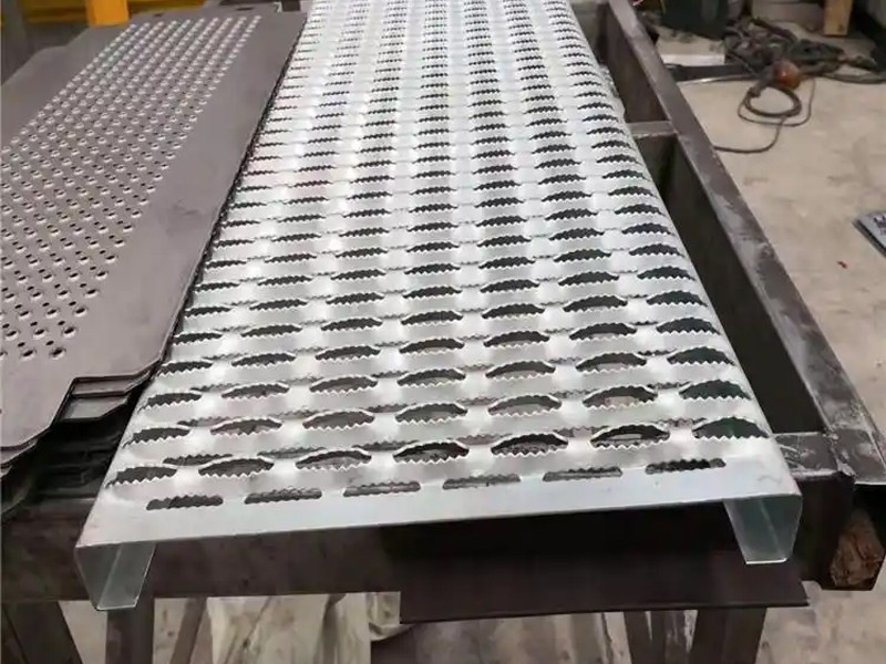 工业防滑板产线实拍