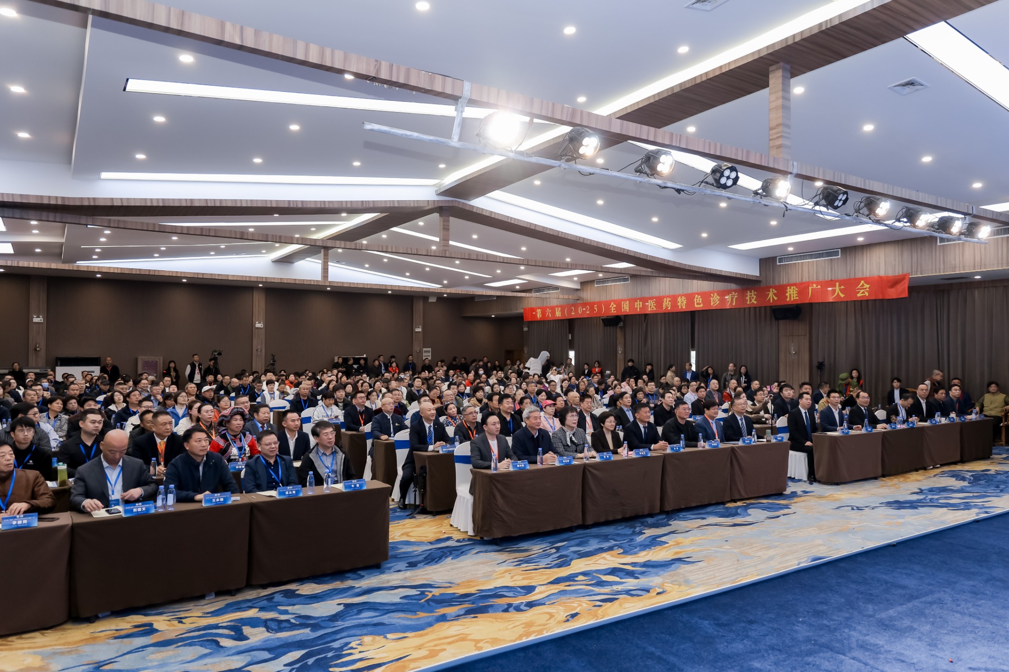 AI技术与产业融合示意