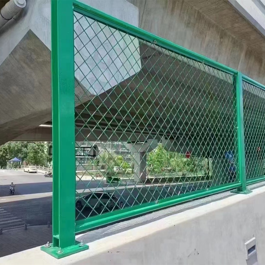 防抛网护栏实景图