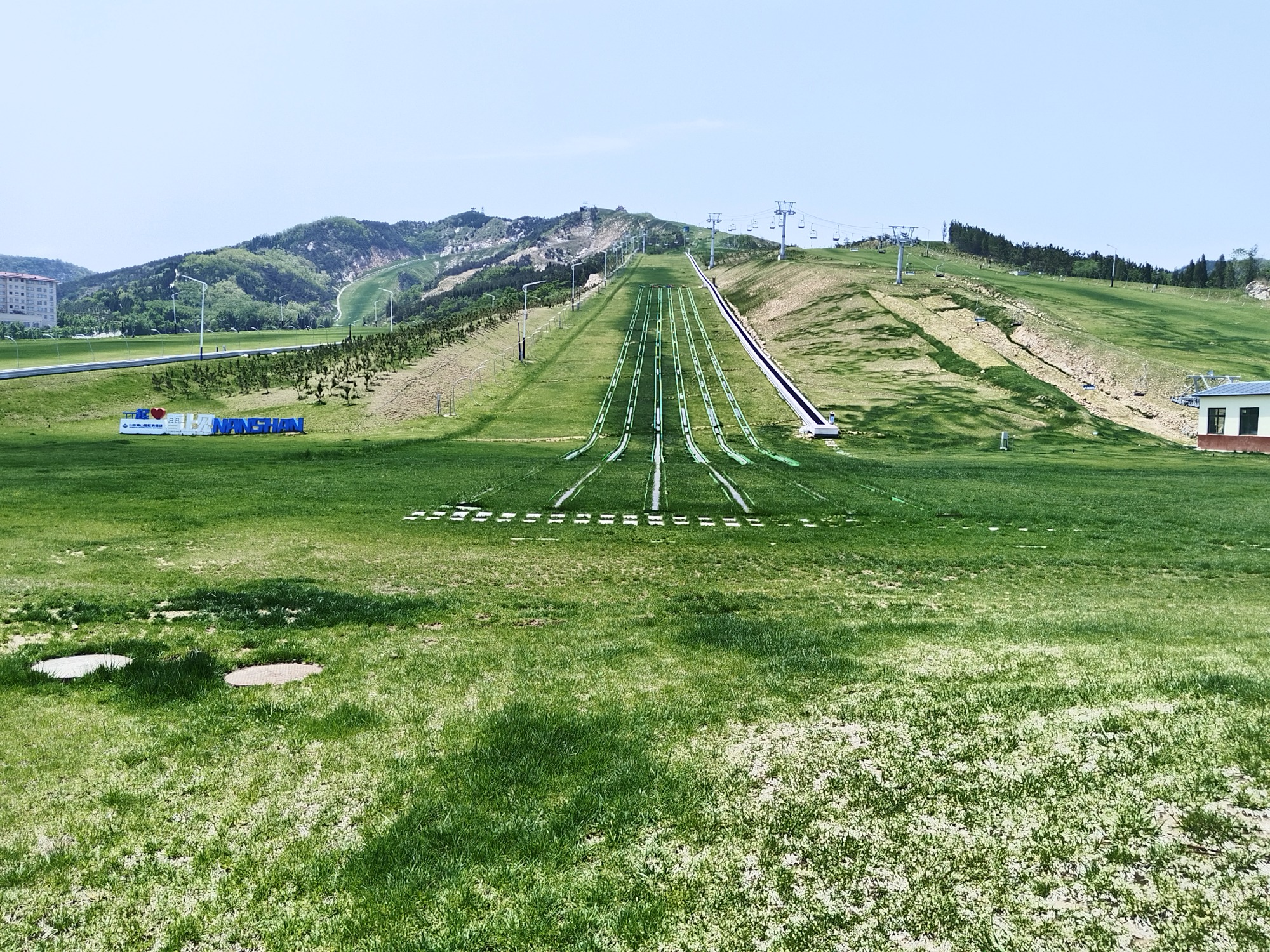 斜坡轨道滑草实景
