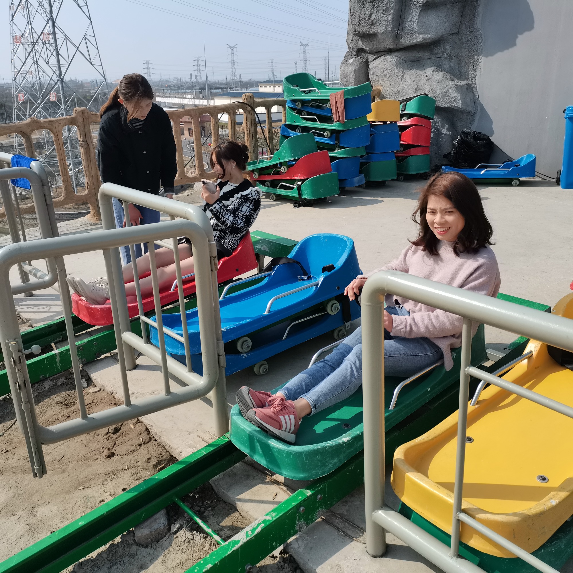 户外游乐设施实景图