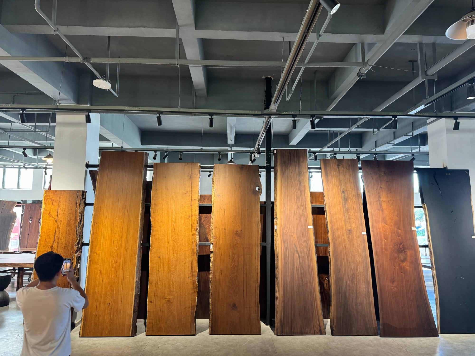 实木家具展厅实景图