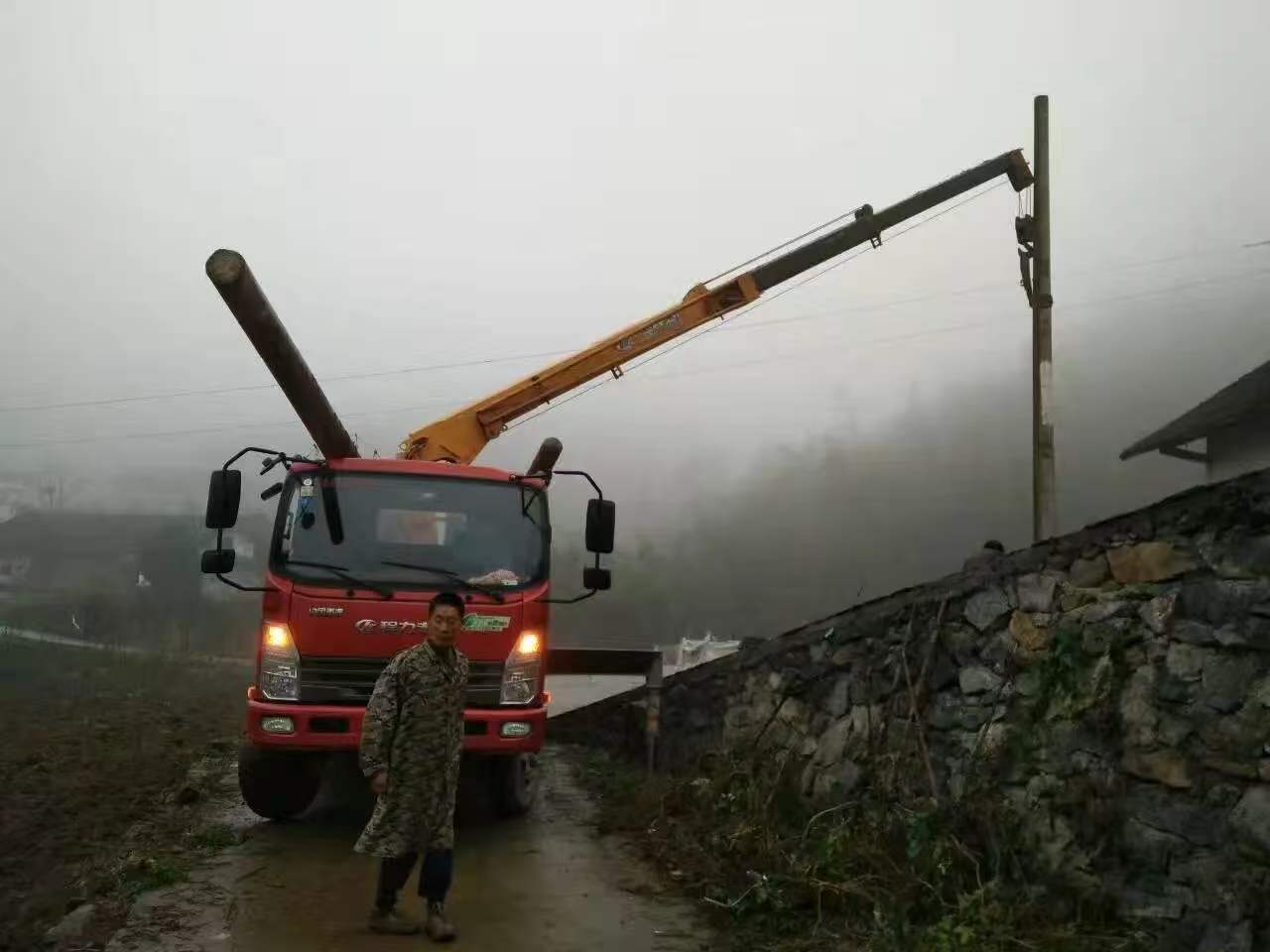 自卸吊车作业现场