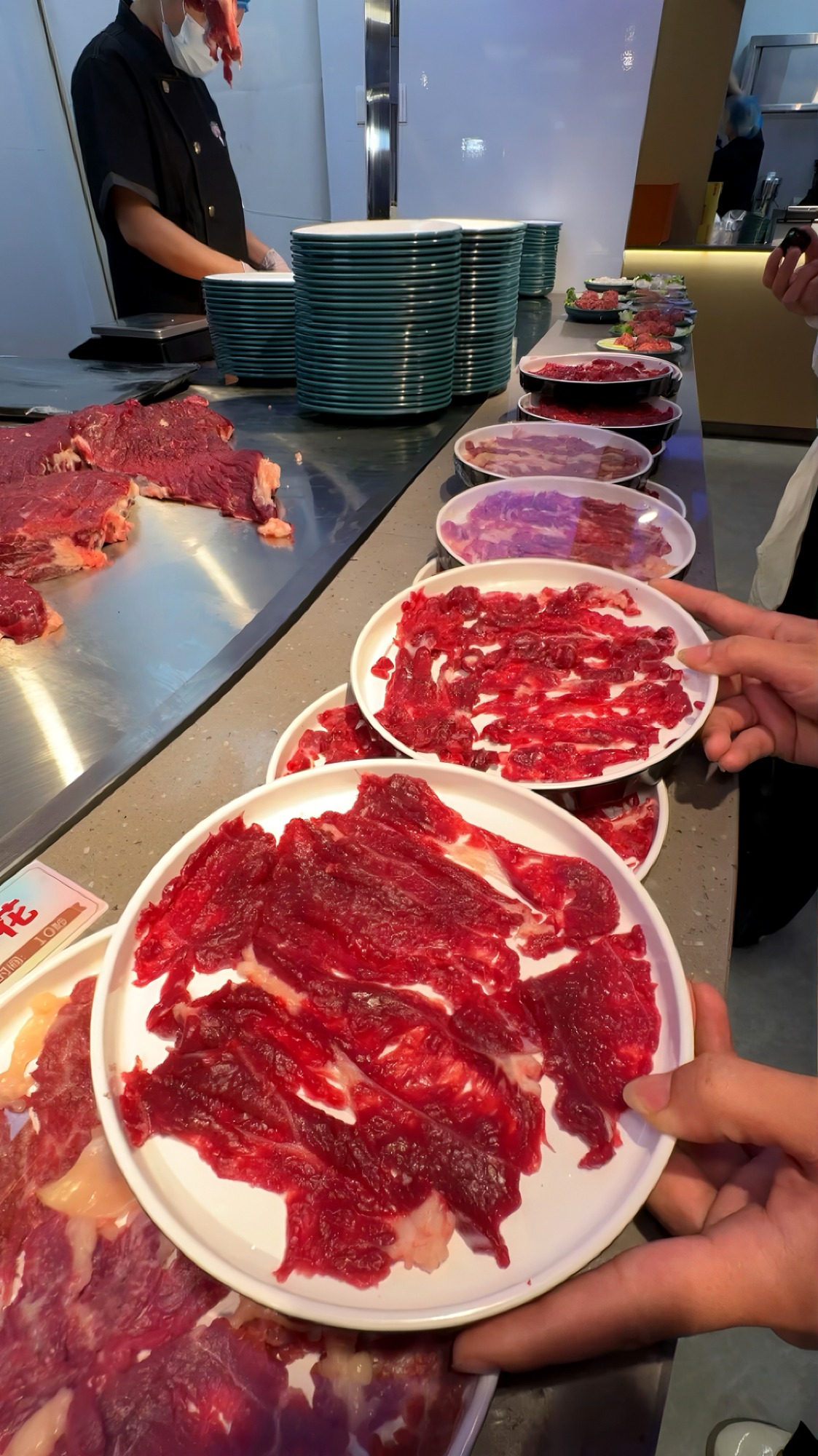 现切牛肉明档处理与分拣展示