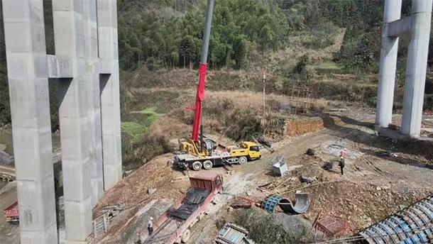 自卸吊车作业实景图