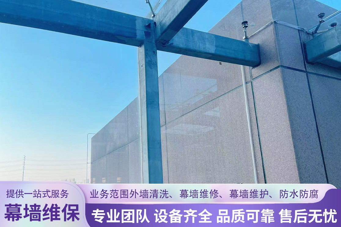幕墙高空维保作业现场