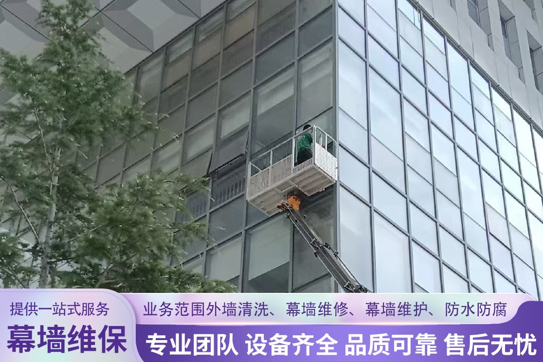 石材幕墙养护施工现场