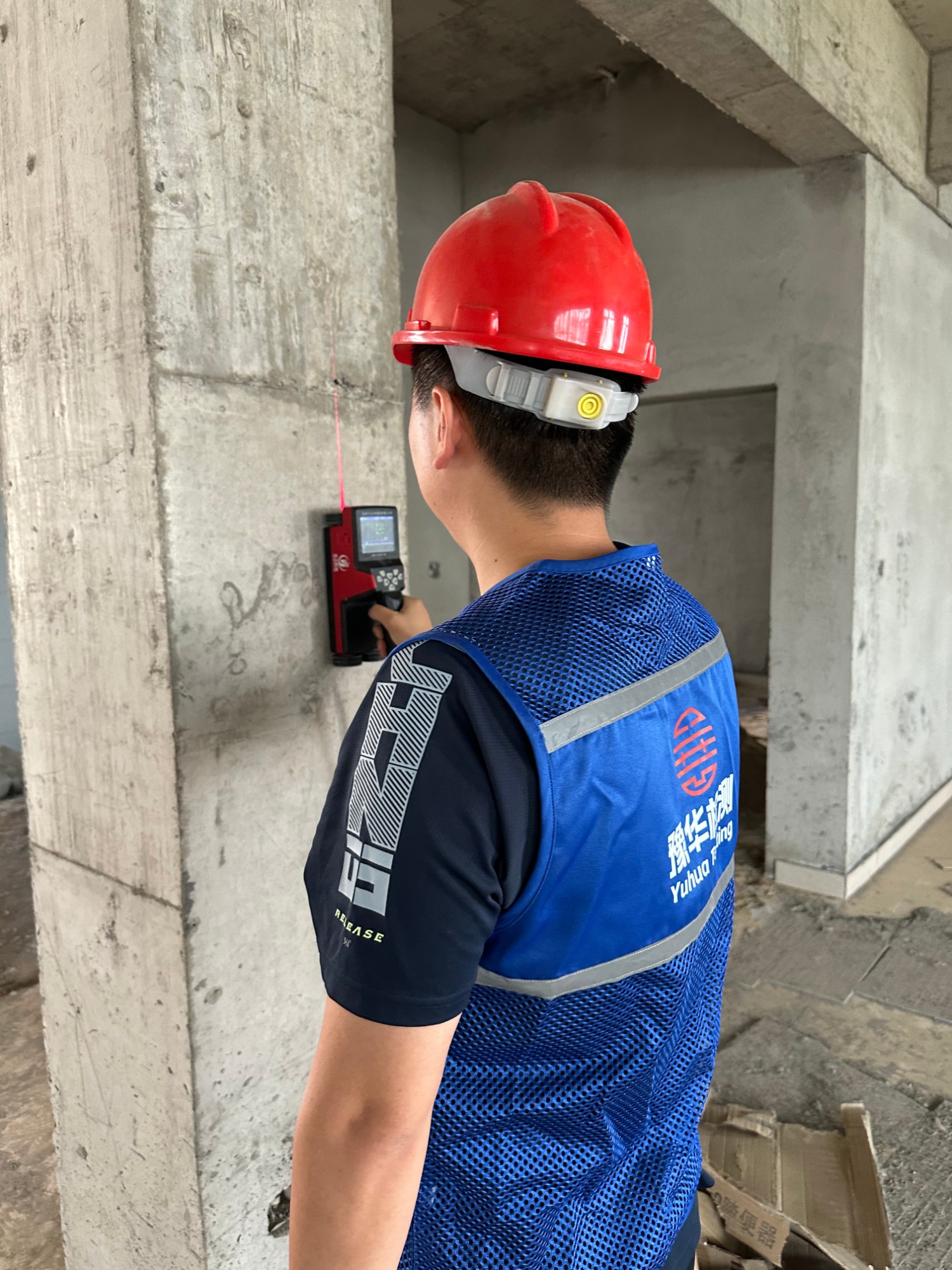 房屋倾斜检测现场作业