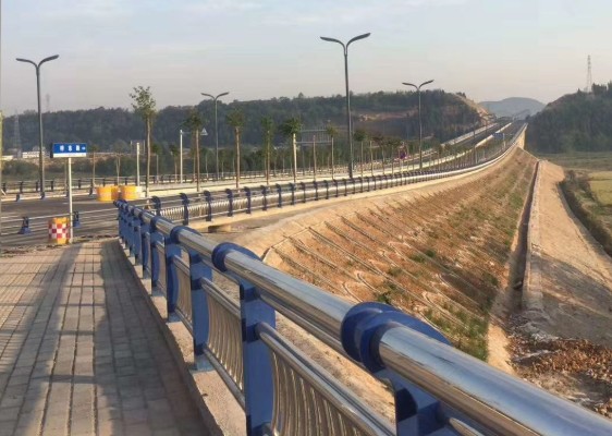 桥梁防撞护栏定制化生产实景