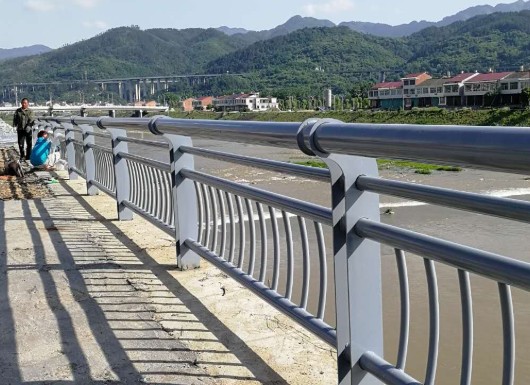 桥梁防撞护栏实景展示