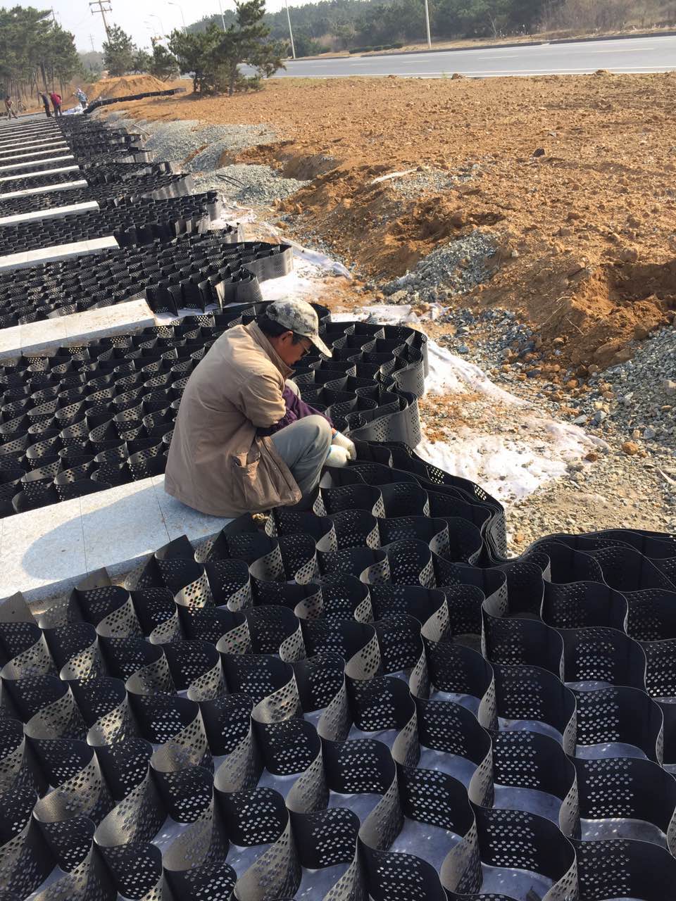 hdpe单向拉伸塑料土工格栅生产实景