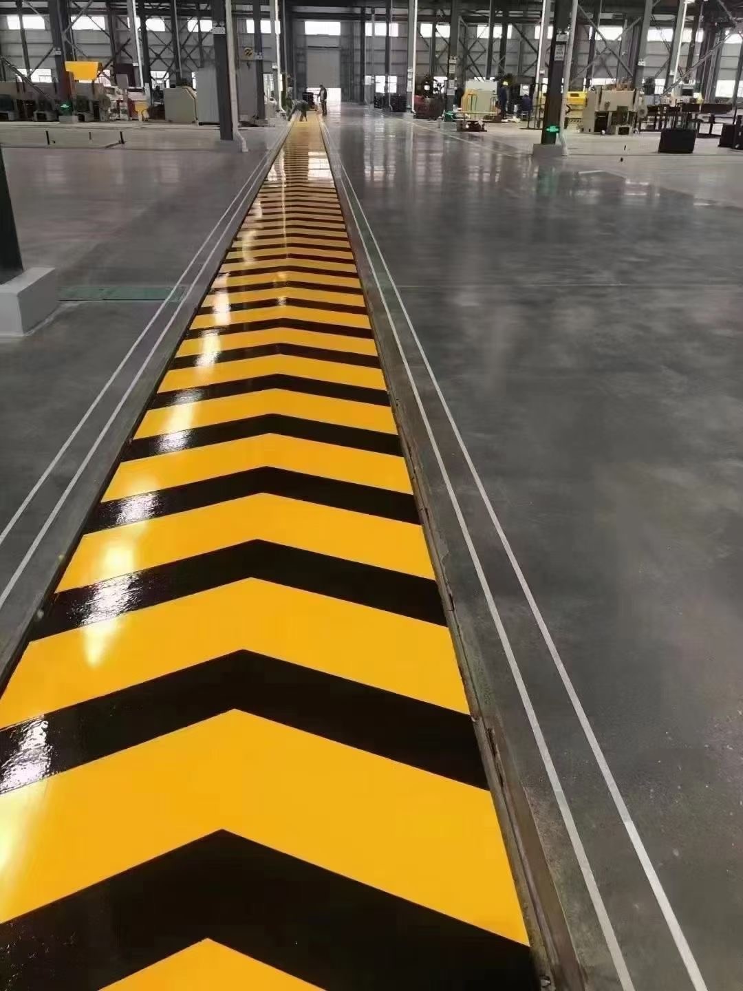 小区道路划线漆施工现场