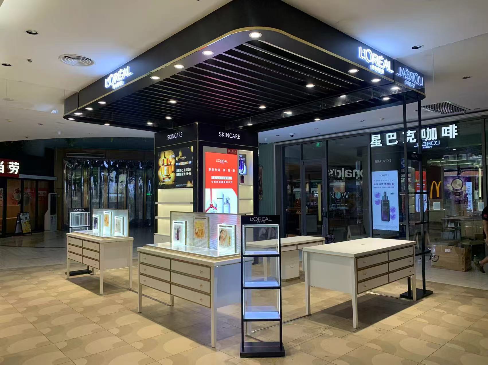 美妆展示柜实景图