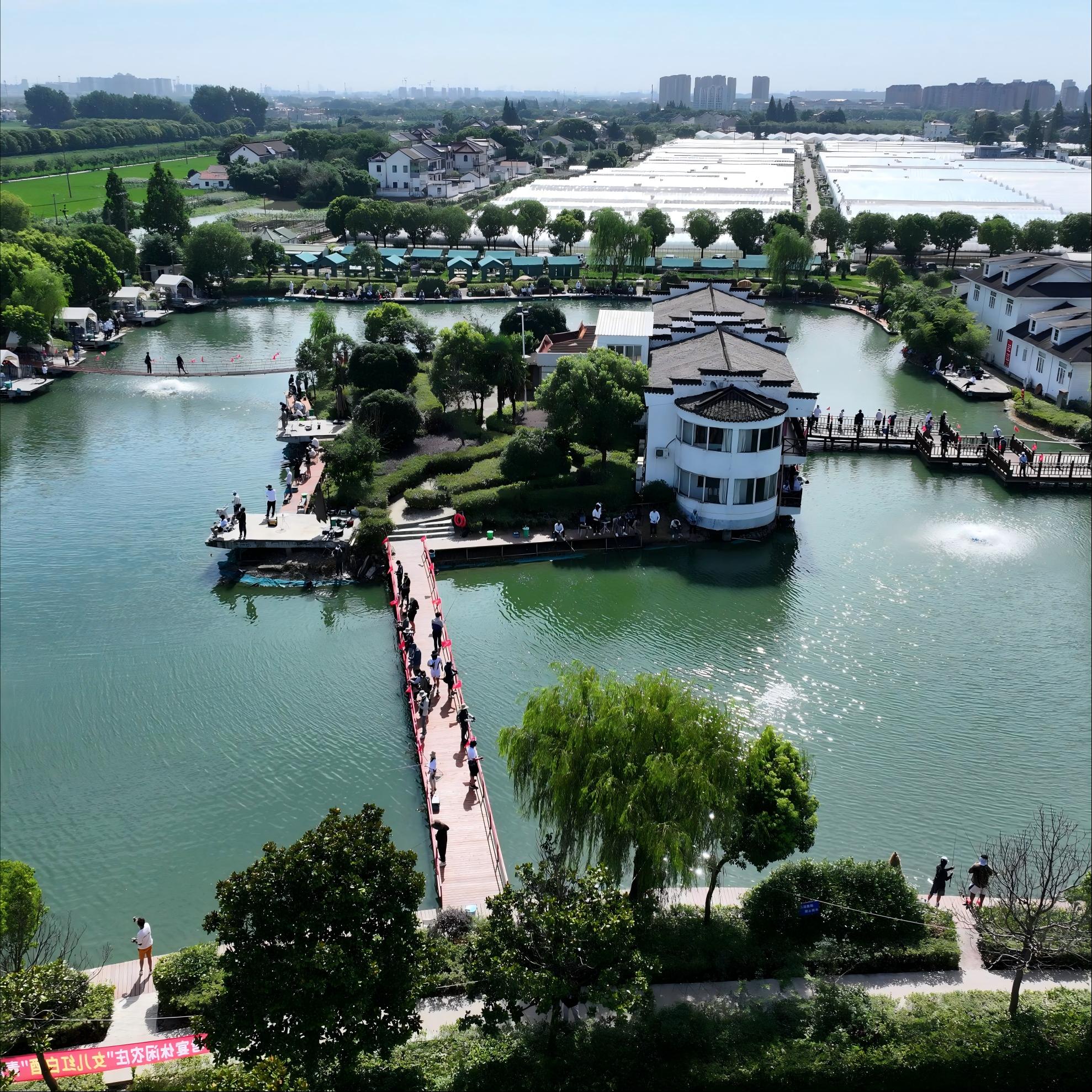 户外露营垂钓场景